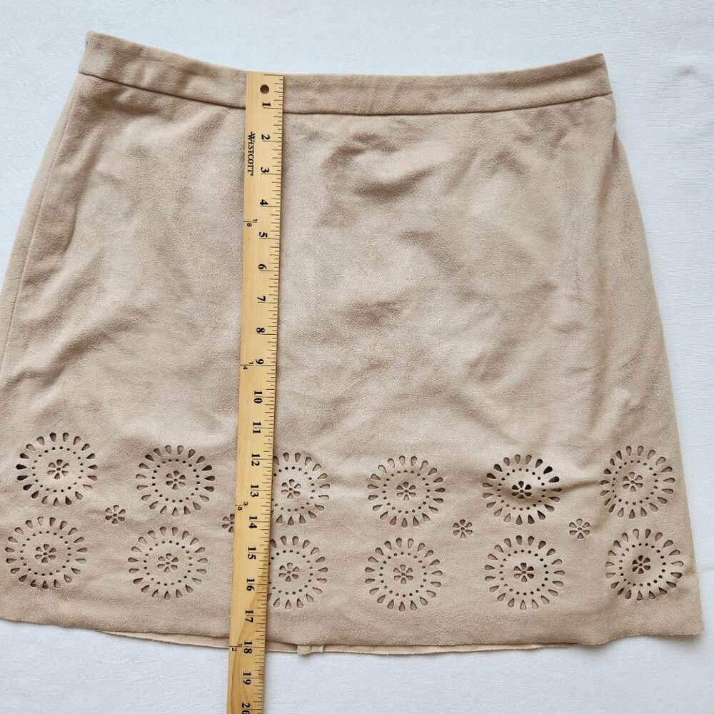 Vince Camuto Cut Out Floral Faux Suede Mini Skirt Office Siren Feminine Soft 10 - Picture 9 of 9
